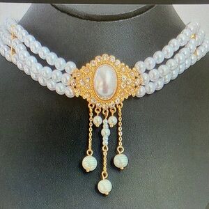 Elegant Gold and Pearl Bracelet